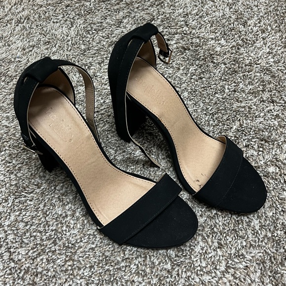 Black high heels - Picture 3 of 6